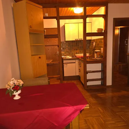 Mit Vorgarten アパート *